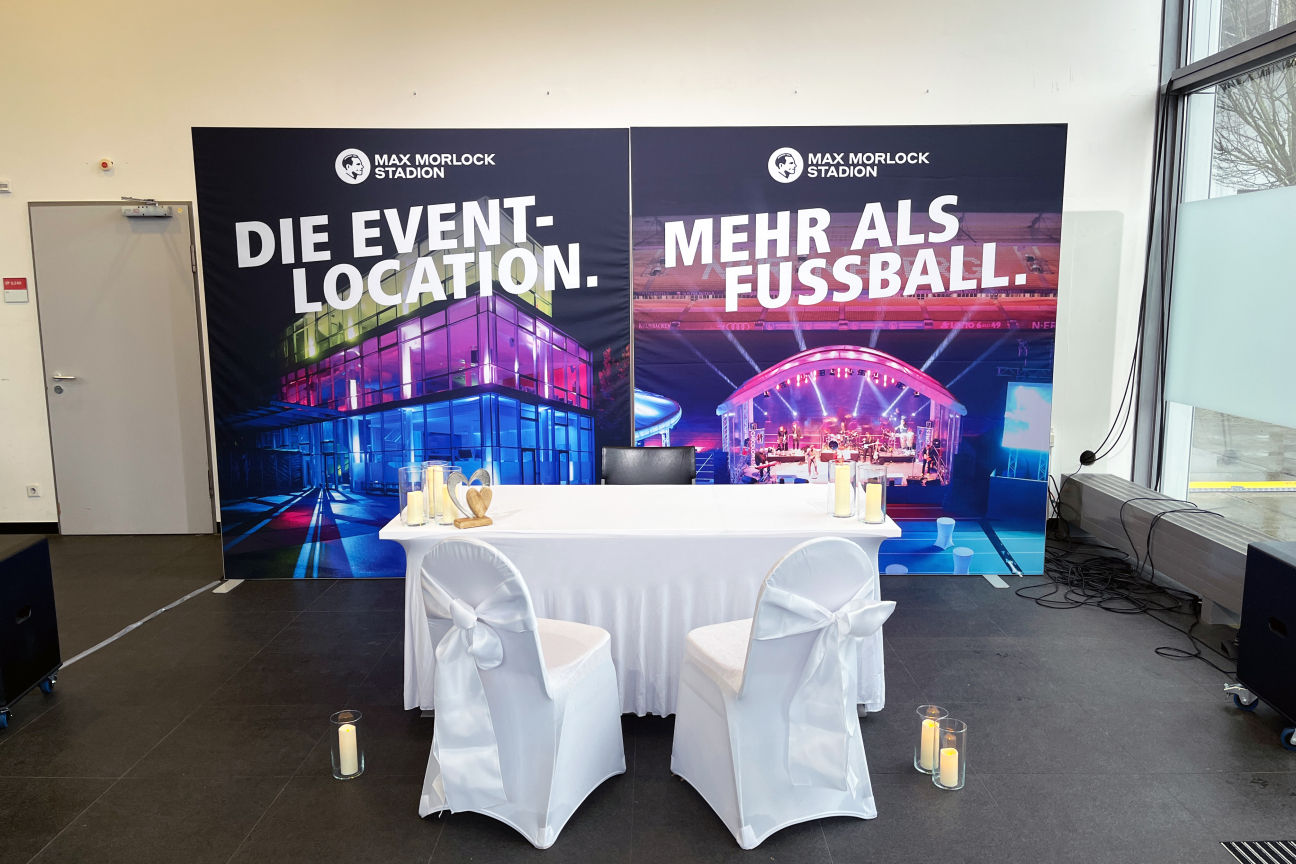 Trautisch bei Trauung im Stadion innen - Beispielfoto
