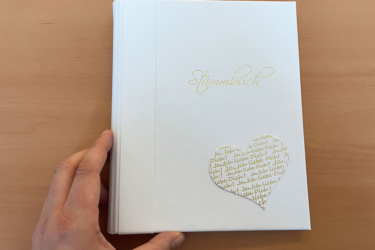Stammbuch weiß mit Herz Größenvergleich