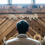 Bräutigam vor Hochzeitsdeko-Schriftzug