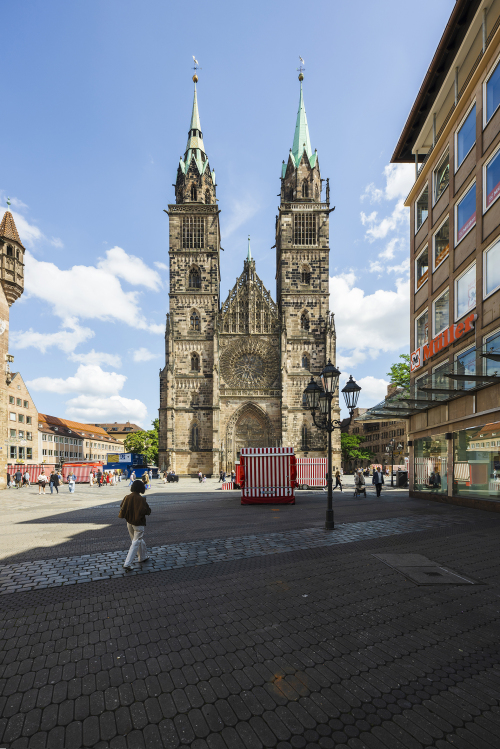 Frontalansicht der Lorenzkirche