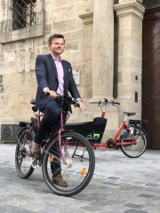 Oberbürgermeister Marcus König mit Fahrrad