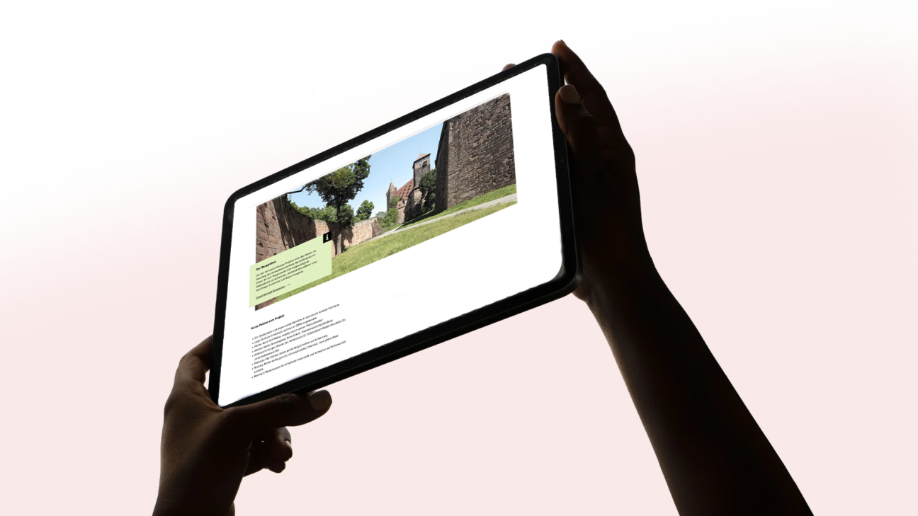 Bild © StN Ein Tablet wird gehalten und zeigt eine Beispielseite aus dem Sebald UI., Bild © StN