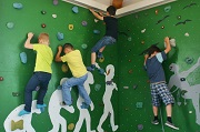 Kinder an einer Kletterwand