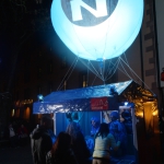 Verkaufsstand bei der Blauen Nacht 2015 mit beleuchtetem Ballon und dem Logo der Nürnberger Versicherung.