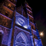 Blau illuminiertes Frontportal der Lorenzkirche zur Blauen Nacht 2015.