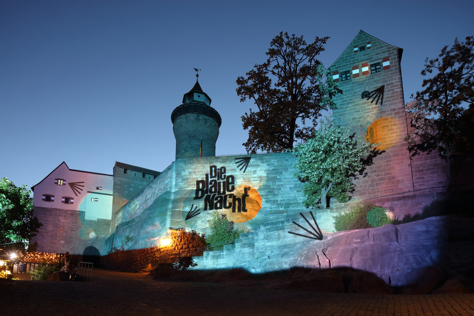 Auf die Kaiserburg wird das Logo und der Schriftzug der Blauen Nacht 2025 projiziert., Bild © Ralf Moll
