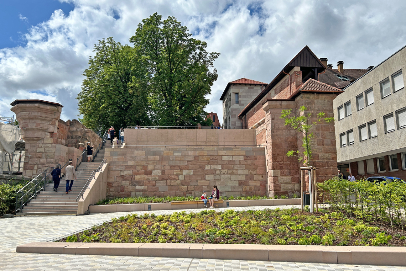 Bild © SÖR/ Gerwin Gruber / Stadt Nürnberg Marientorzwinger 2025: Blick von unten auf das Gesamtensemble, Mauer und untere Grünfläche, Bild © SÖR/ Gerwin Gruber / Stadt Nürnberg