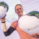 Frau Birgit Glöckl, Leiterin der Geschäftsstelle, Deutsche Akademie für Fußball-Kultur mit Objekten zur Aktion „Der Ball ist rund – eigentlich!