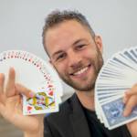 Zauberer Claudio Gnann wird in der Blauen Nacht mit magischen Kartentricks  begeistern.