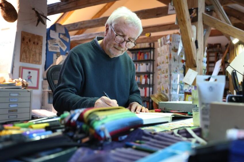 Kartoonist Peter Gaymann zeichnet in seinem Atelier, Bild © Karl Josef Hildenbrand