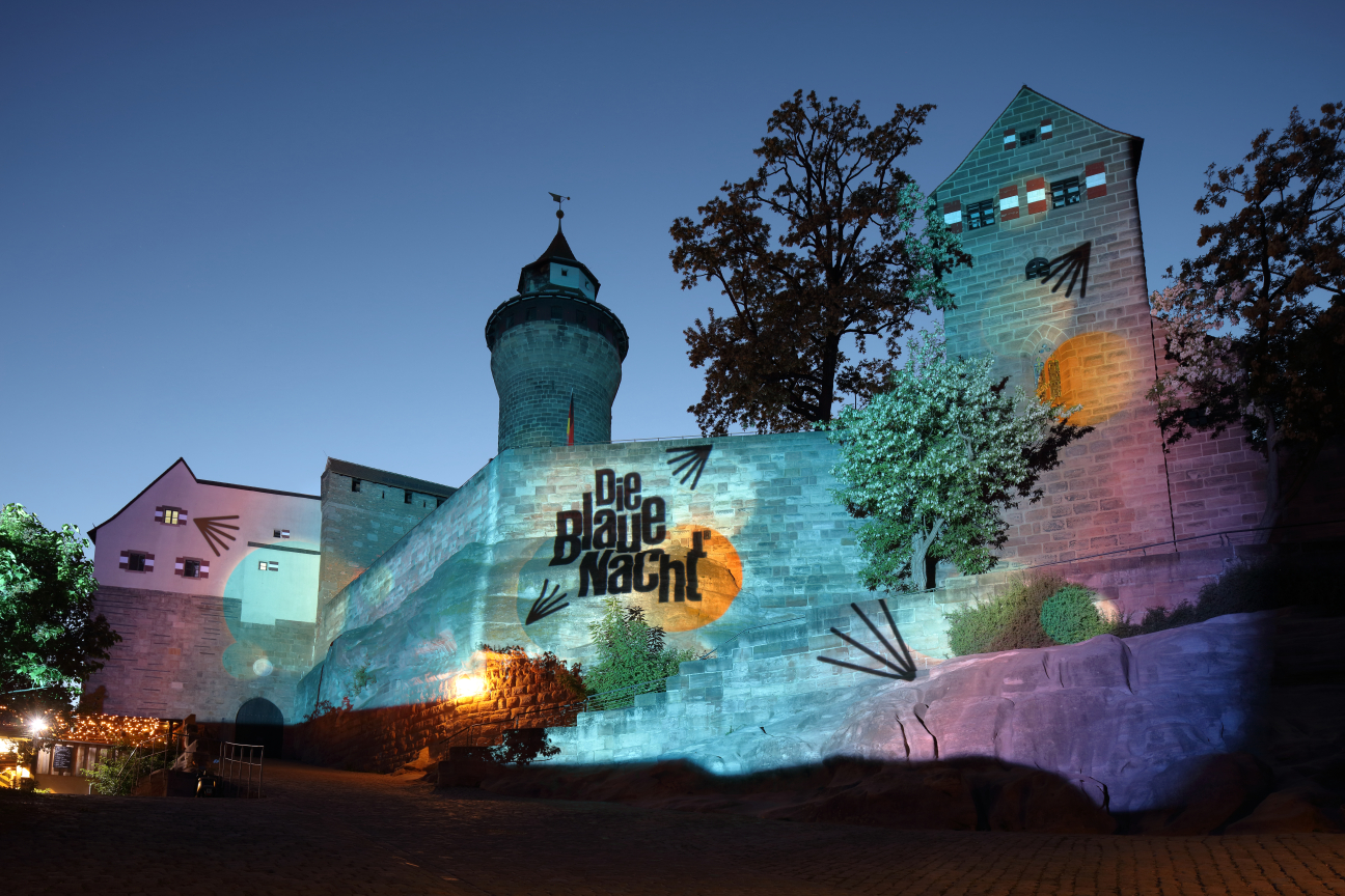 Projektion auf die Kaiserburg mit dem Logo-Schriftzug der Blauen Nacht 2025