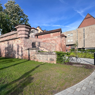 ( Bild: André Winkel / Stadt Nürnberg ) Ansicht des 2025 eröffneten Marientorzwingers von der Katharinengasse aus gesehen