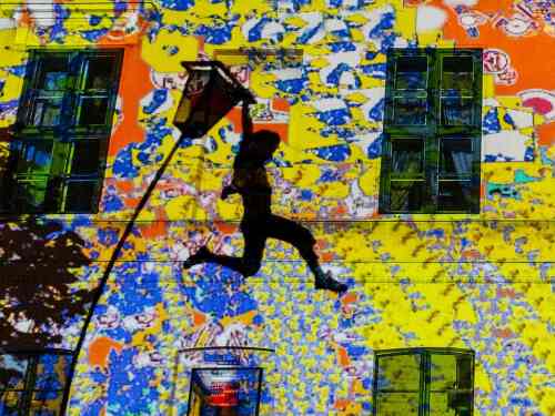 Noah Chorny (Akrobatik) und Andrey Vrady (Lichtprojektion)