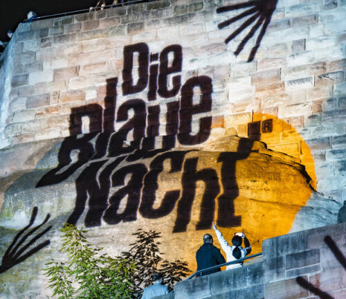 Auf die Kaiserburg wird der Schriftzug der Blauen Nacht 2025 projiziert. © UWE NIKLAS