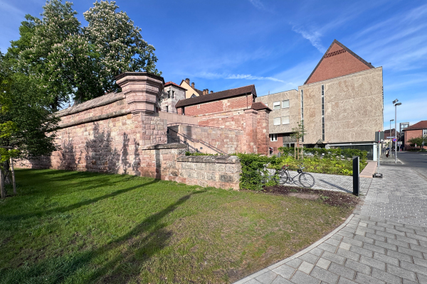 Ansicht des 2025 eröffneten Marientorzwingers von der Katharinengasse aus gesehen. Der Park steht zur Wahl für den Architekturpreis der Stadt Nürnberg 2026.
