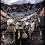 Das Charivari (ursprünglich „Durcheinander“) ist eine besonders im Ostalpenraum ab dem 19. Jhdt. verbreitete silberne Schmuckkette. Sie wird bevorzugt von Männern an der Lederhose getragen. In diese Kette werden nun verschiedene Objekte eingehängt, welche sowohl als Trophäen als auch als Amulette zu verstehen sind.