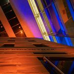 Das Neue Museum erscheint neu in Orange, Gelb und Blau.