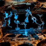 Blau leuchende, filigrane Objekte schweben im Himmel des Pellerhofs.