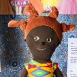 Eine Puppe, die ein schwarzes Mädchen ist.