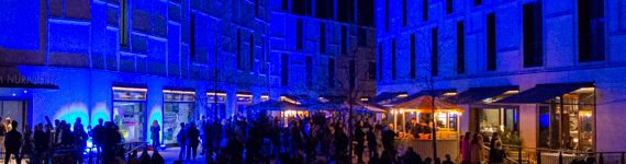 Die facettenreiche Fassade des Deutschen Museums leuchtet blau.