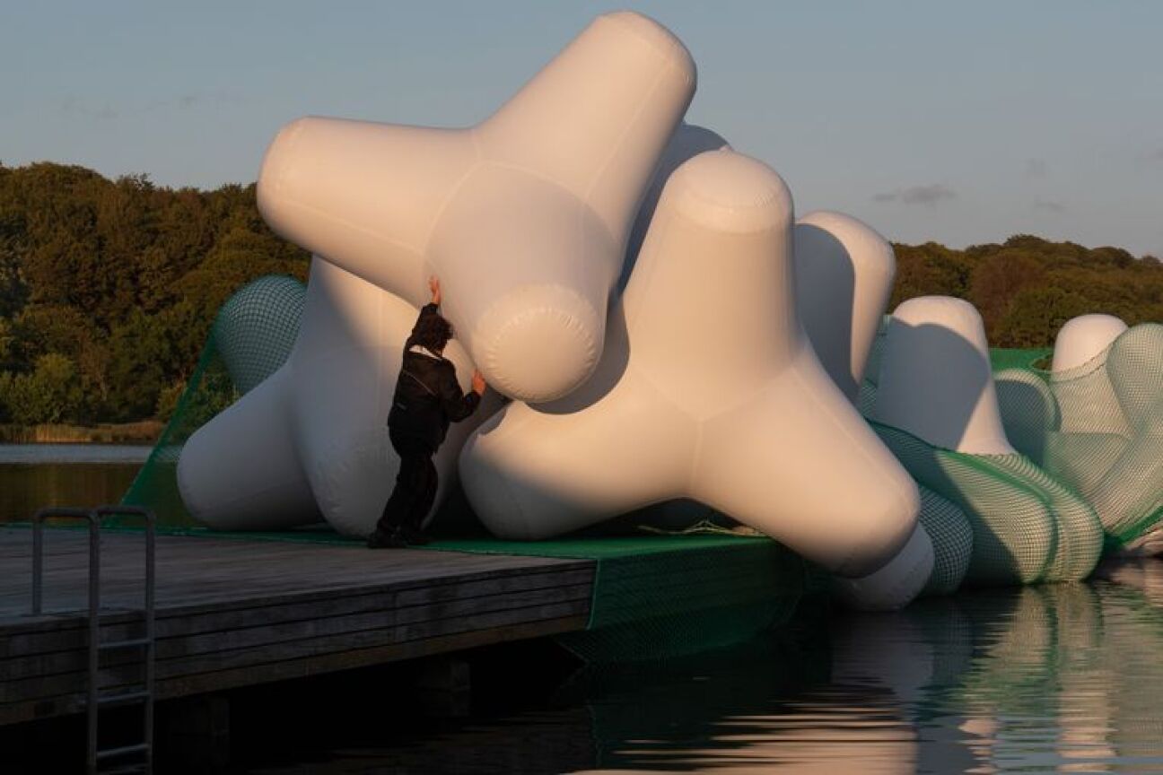 Air filled objects by Daniel Hölzl and Abie Franklin; installation 2023 in Vejle, Danmark, Image © Daniel Hölzl
