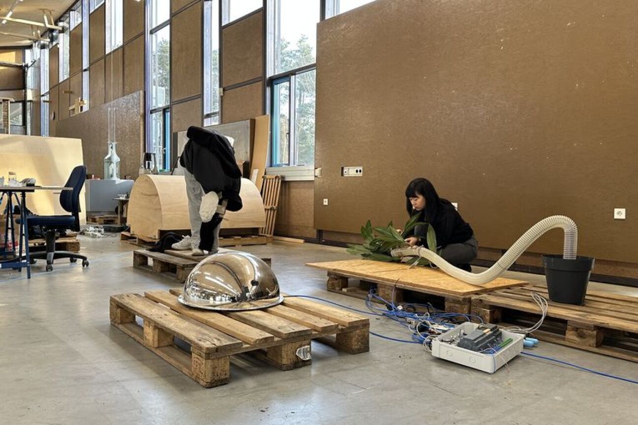 Yae In Kim develops her work in the workshop hall of Hüttinger, Image © Olivia Holst