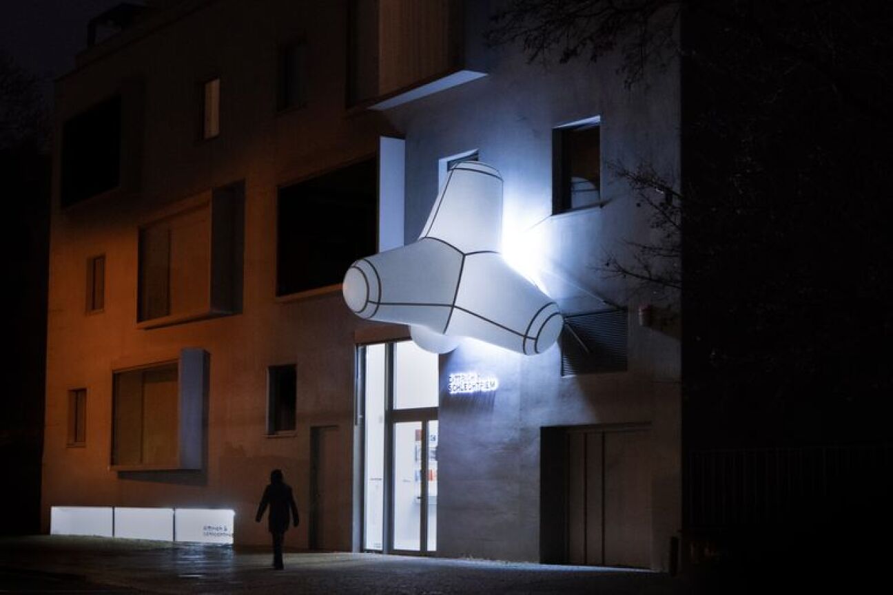 A tetrapode of the art work "BYCATCH" by Abie Franklin and Daniel Hölzl was shown on the occasion of an exhibition by Daniel Hölzl at the Berlin gallery Dittrich & Schlechtriem, Image © Daniel Hölzl