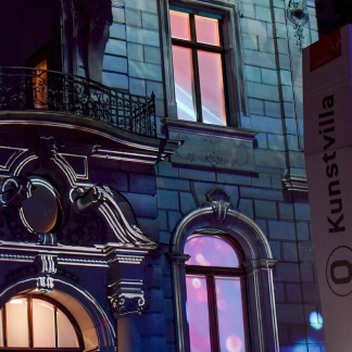 Nachts vorm Museum - oder „Die Kunstvilla allein zu Haus" von VEB Lichtbildklub, dem Gewinner des Publikumspreises der N-ERGIE bei der Blauen Nacht 2022