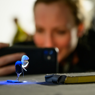Ghost in the Wall – Eine Live-Cinema-Performance von Karla Kracht