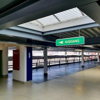 Deck 8A zum Aufzug und Treppenhaus