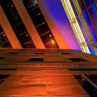 Blau illuminiertes Zukunftsmuseum bei der Blauen Nacht 2022