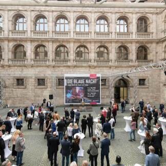 Empfang zur Eröffnung der Blauen Nacht 2022 im Innenhof des Alten Rathauses