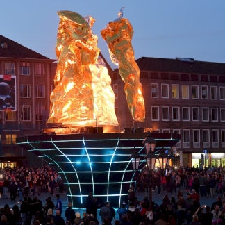 Die Luft- und Lichtinstallation „Lady Liberty's Fackel" von Frieder Weiss und Johannes Brendel bei der Blauen Nacht 2015.