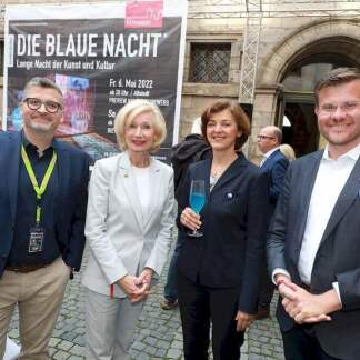 Eröffnungsempfang zur Blauen Nacht 2022: (v.l.n.r.) Heiko Linder, Leitung Konzernkommunikation der N-ERGIE, Prof. Dr. Julia Lehner, Bürgermeisterin der Stadt Nürnberg, Dr. Monique Radisch, Vorstandsmitglied der Nürnberger Versicherung und Marcus König, Oberbürgermeister der Stadt Nürnberg