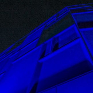 Blau illuminiertes Neues Museum bei der Blauen Nacht 2022