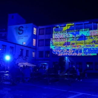Der Aufzug zwischen Kunst und Technik - Phantastische Lichtprojektionen, atemberaubende Vertikal-Akrobatik und interaktive Aufzug-Führungen