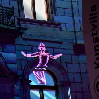 Nachts vorm Museum - oder „Die Kunstvilla allein zu Haus" von VEB Lichtbildklub, dem Gewinner des Publikumspreises der N-ERGIE bei der Blauen Nacht 2022