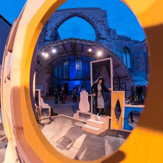 Es ist ein Labyrinth - Eine begehbare Installation von Odour Odessa