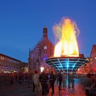 Die Luft- und Lichtinstallation „Lady Liberty's Fackel" von Frieder Weiss und Johannes Brendel bei der Blauen Nacht 2015.
