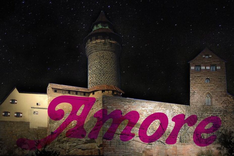 Amore-visual of the projection onto the Imperial Castle 2025 in Holger Felten's and Rose Pistola's "HDGDL", Image © Rose Pistola
