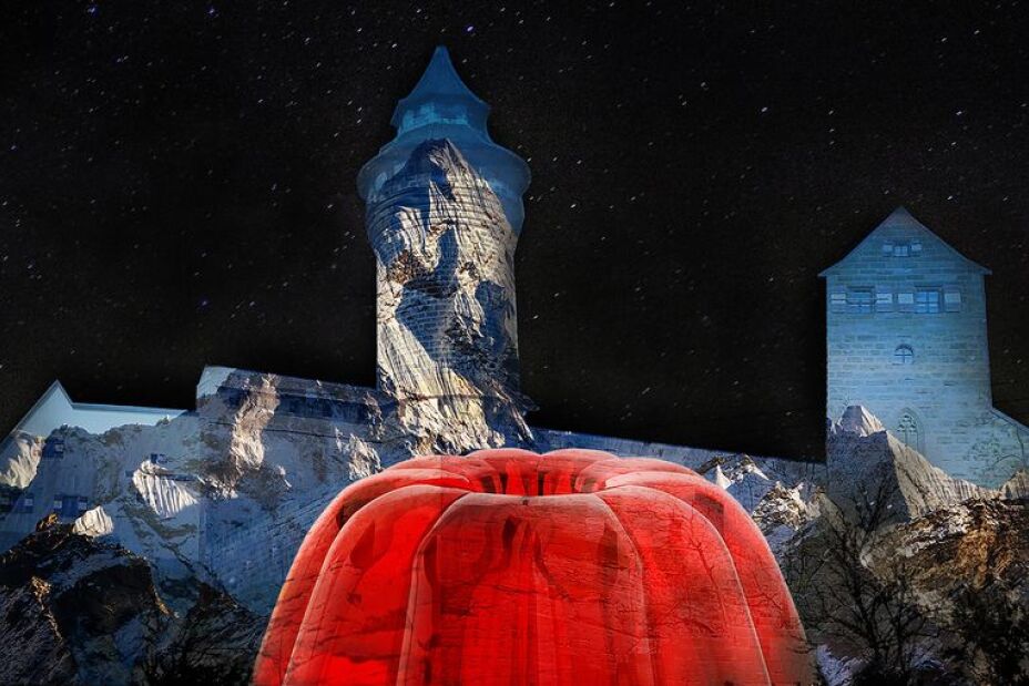 One of the visuals of the projection onto the Imperial Castle 2025 in Holger Felten's and Rose Pistola's "HDGDL", Image © Rose Pistola