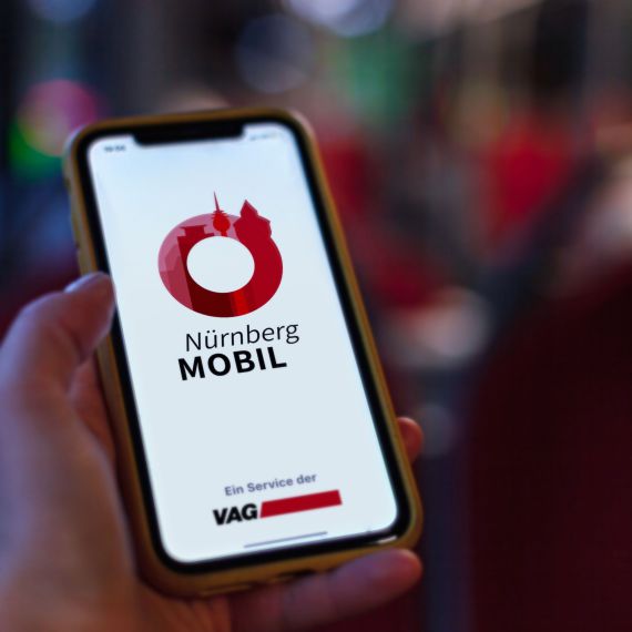 Smartphone mit NürnbergMOBIL-App auf dem Display