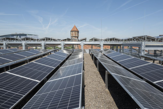 Photovoltaik-Module auf dem Dach des N-Ergie-Parkhauses in Sandreuth