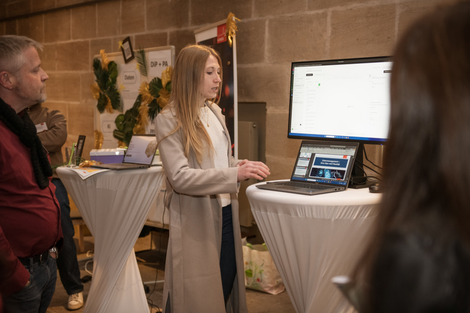 3. Innovationssymposium Ehrenhalle/Führung durch die Ausstellung 13, Bild © Stadt Nürnberg Stadtarchiv Marta Beck