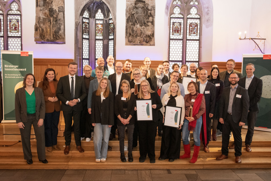 Die Finalistinnen und Finalisten des Innovationsawards mit Jury und Organisatoren auf dem Innovationssymposium am 27.11.2025., Bild © Stadt Nürnberg Stadtarchiv Marta Beck