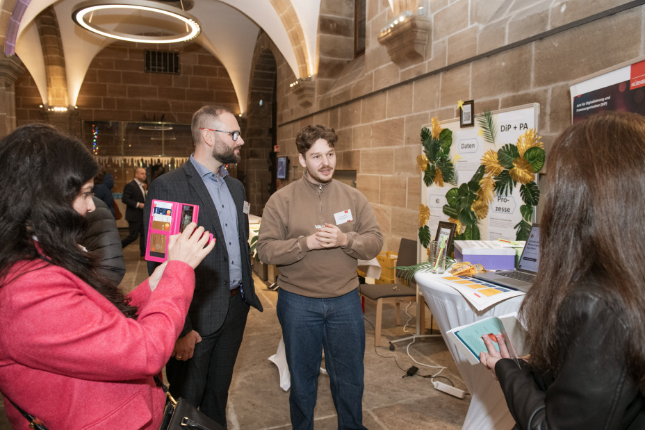 3. Innovationssymposium Ehrenhalle/Führung durch die Ausstellung 11, Bild © Stadt Nürnberg Stadtarchiv Marta Beck