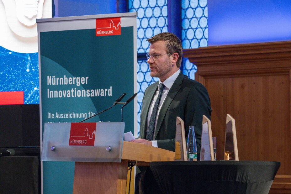 Oberbürgermeister Marcus König begrüßt zur Preisverleihung des Nürnberger Innovationsawards., Bild © Stadt Nürnberg Stadtarchiv Marta Beck