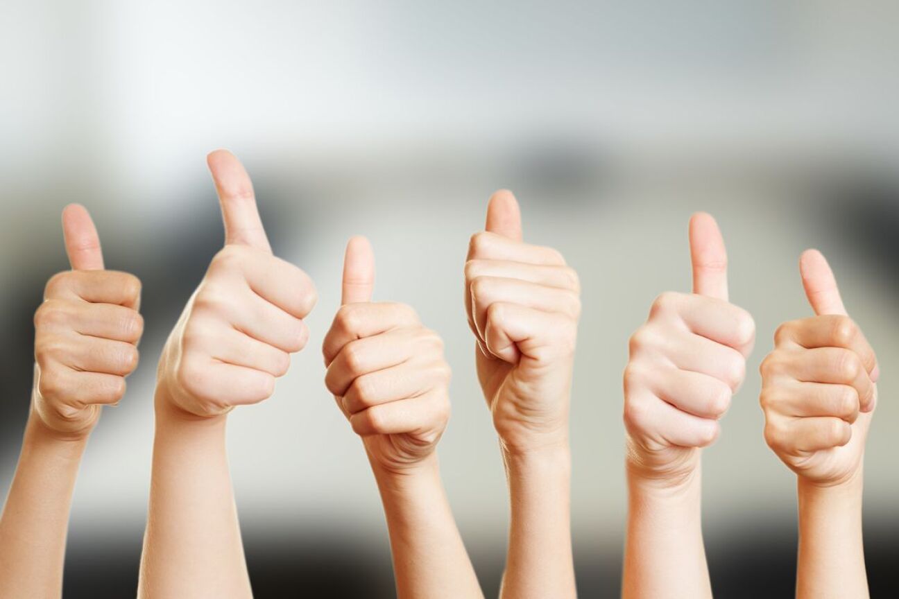 Hände mit Thumbs up Zeichen, Bild © Robert Kneschke