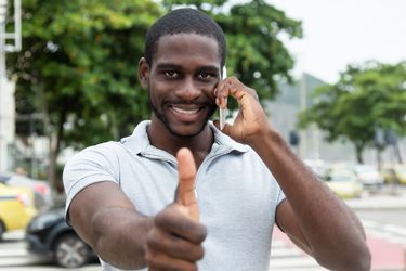 Sympathischer Mann aus Afrika am Telefon