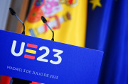 Das Bild zeigt das Logo der spanischen Ratspräsidentschaft 2023 und die spanische Flagge.